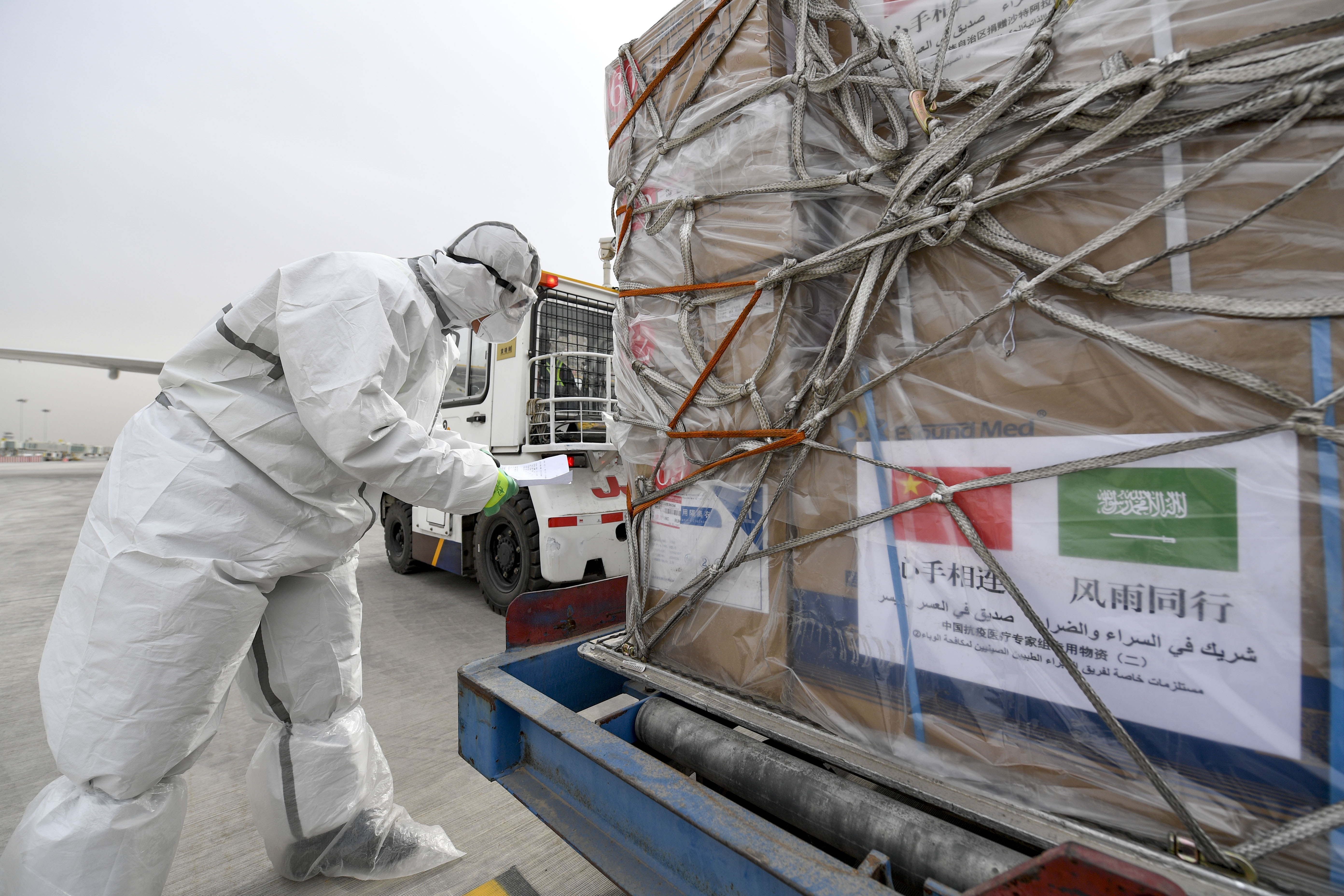 别放松全球累计新冠确诊病例数破4000万中阿民间守望相助共抗疫情