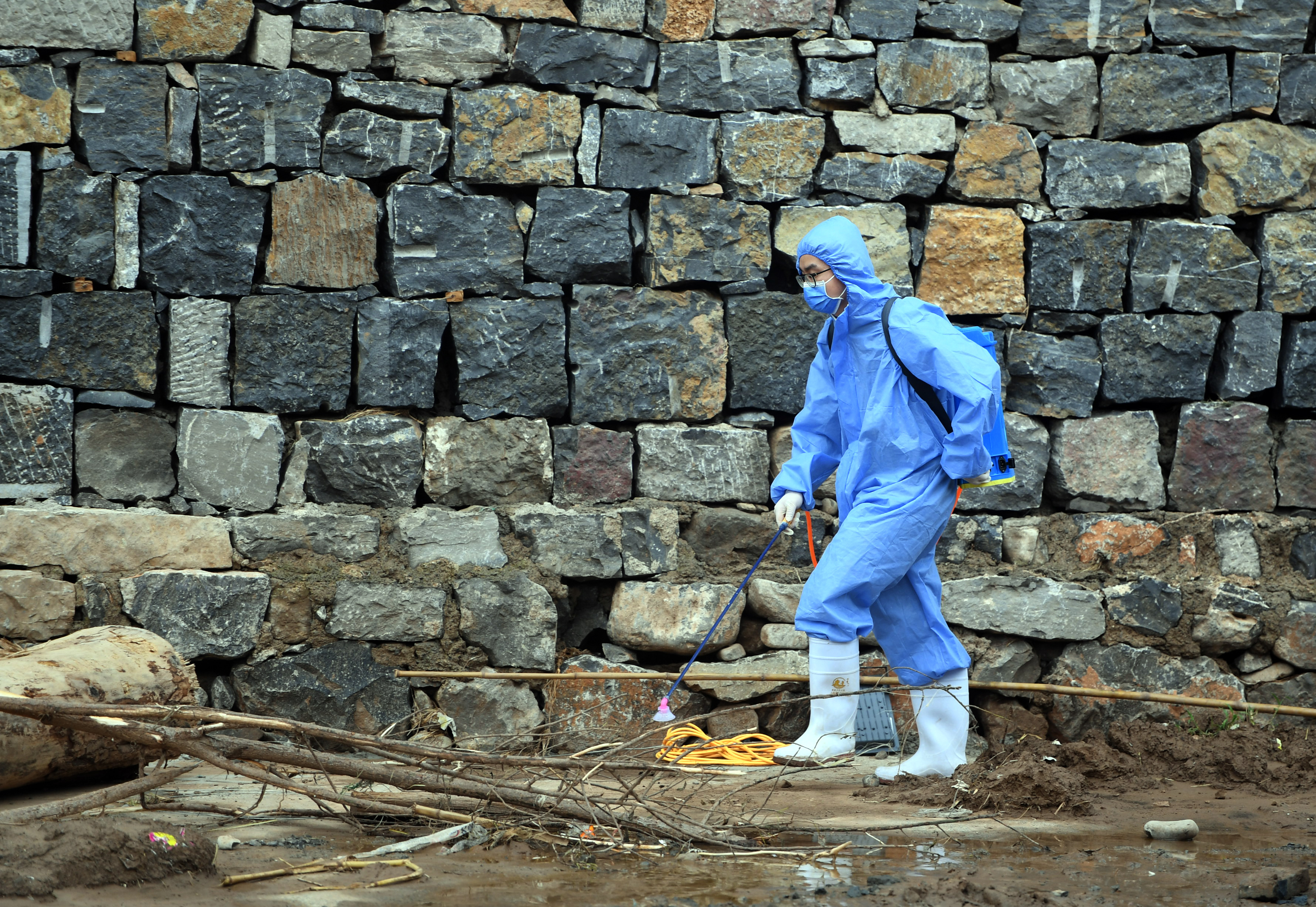 新华全媒走近高温下的劳动者全民拍拍给你看