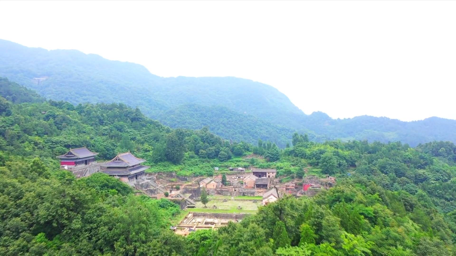的名山宫观走进这座万树千枝绿意浓夏风拂面湖北省十堰市武当山五龙宫