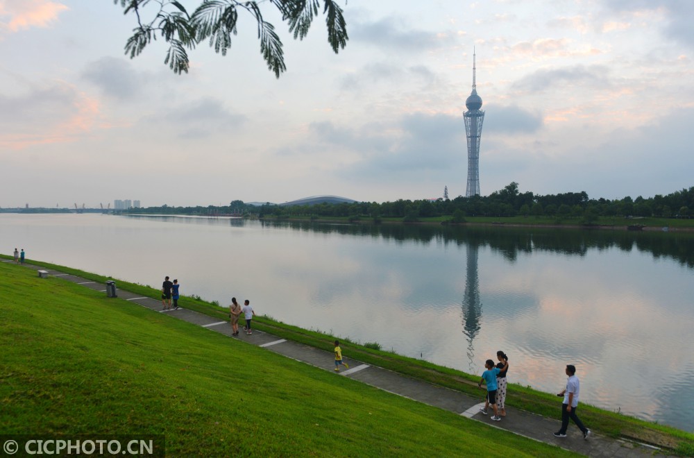 安徽六安夏日黄昏月亮岛上美如画