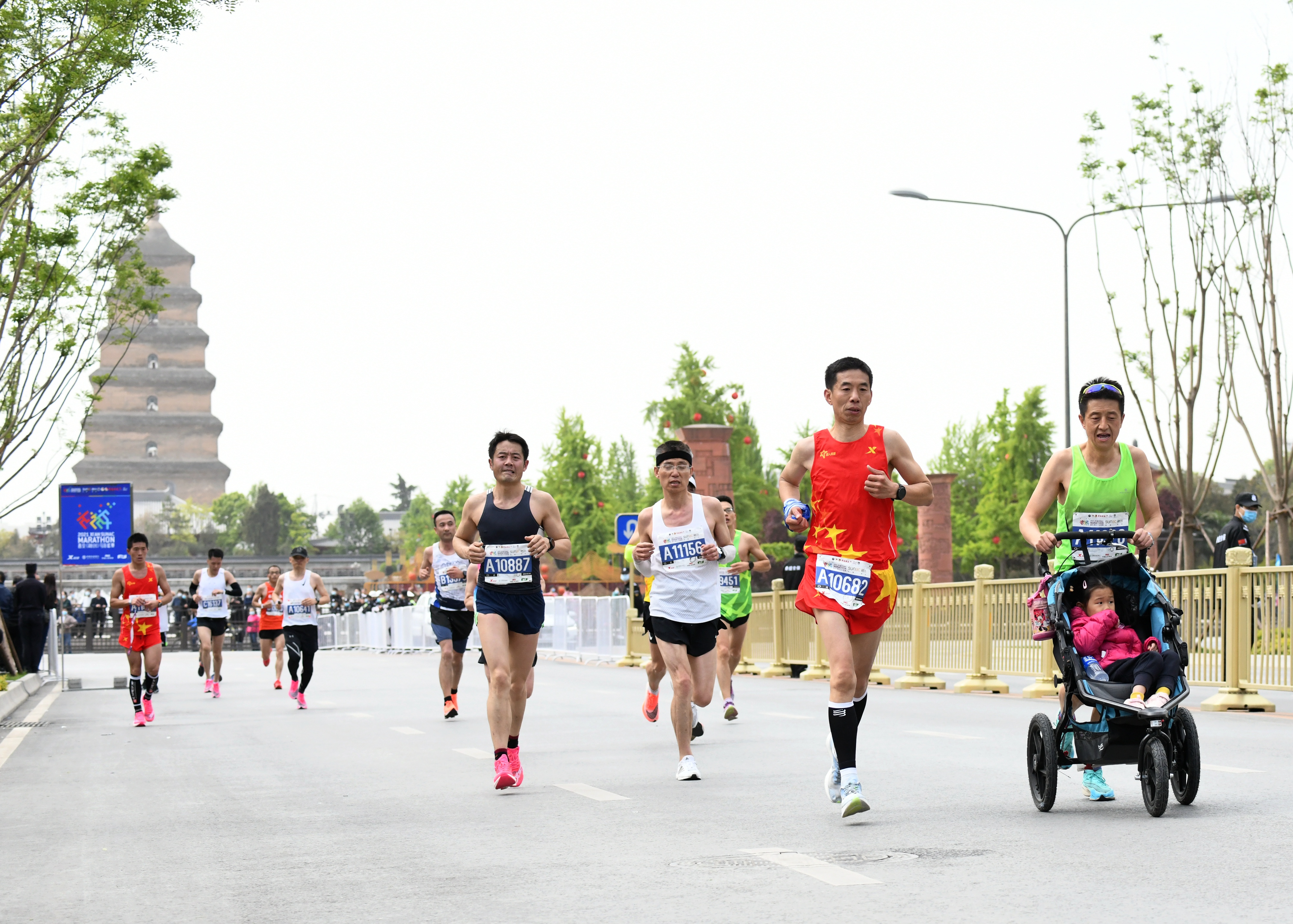 西安马拉松28000名跑者一日看尽长安花