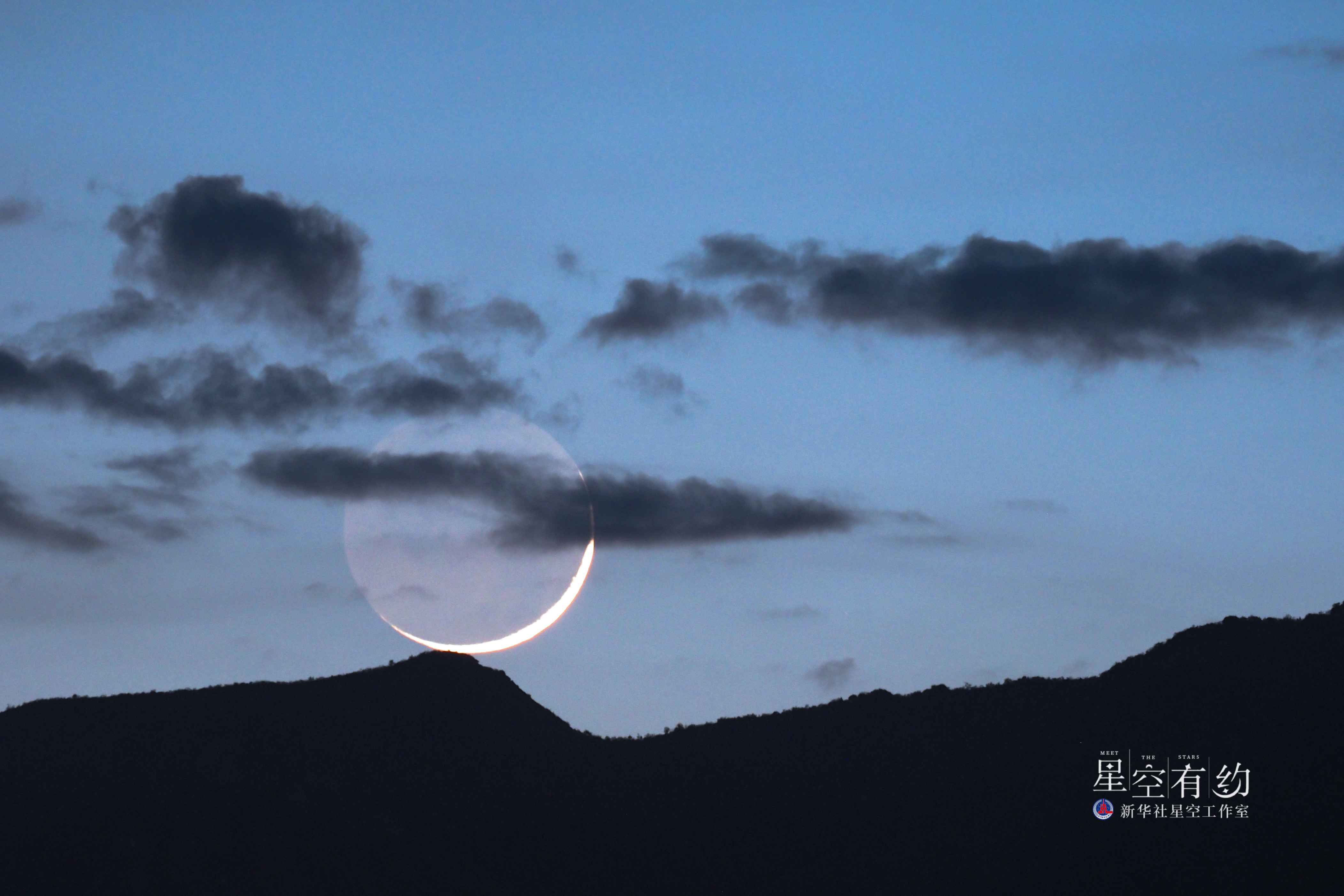 月亮的"表情"有很多种,蛾眉月,上弦月,盈凸月,下弦月,亏凸月,满月等.