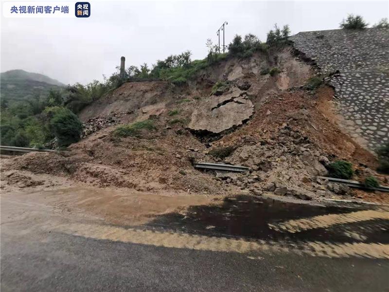 持续降雨致山西多段高速公路出现边坡塌方当地实施交通管制