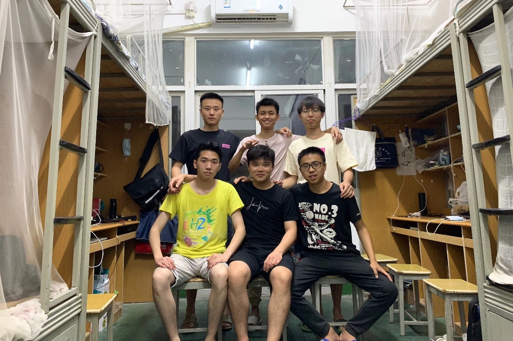 成都理工大学学霸寝室来袭六人平均学分绩点34