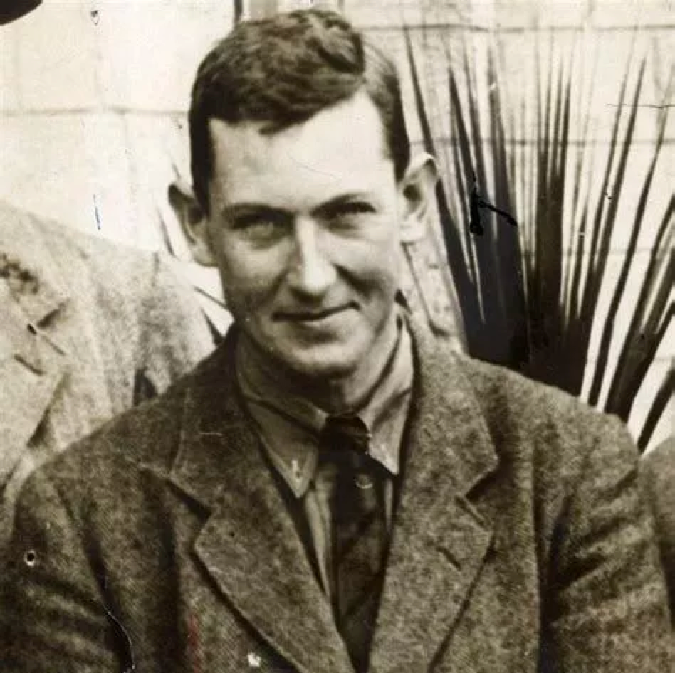 他终于找到了通往顶峰的道路经过数次考察乔治·马洛里是其中一员1921