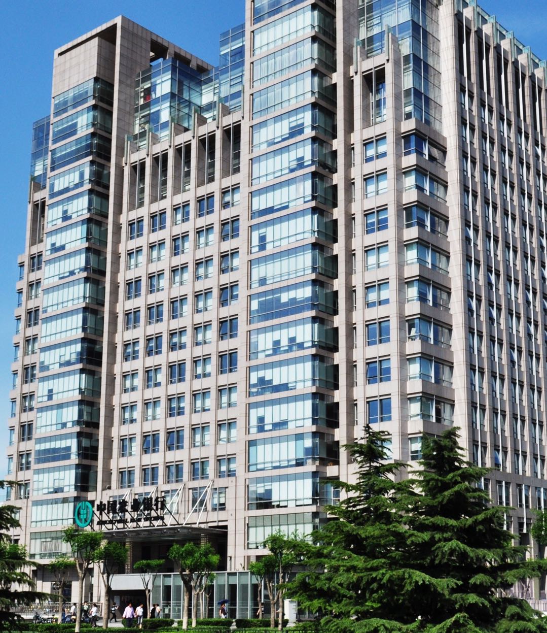 图为中国农业银行总行大楼.