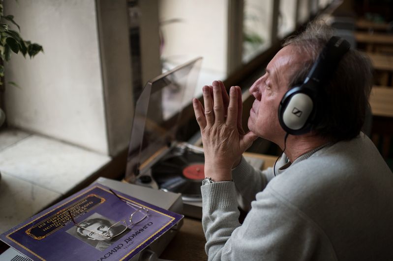 闭眼真能提高聆听能力吗