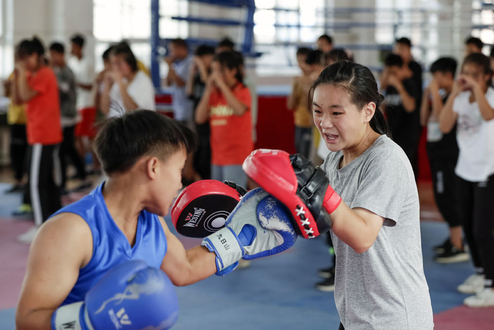 图为9月7日,在四川省凉山彝族自治州冕宁县泸沽中学,一名拳击班的女