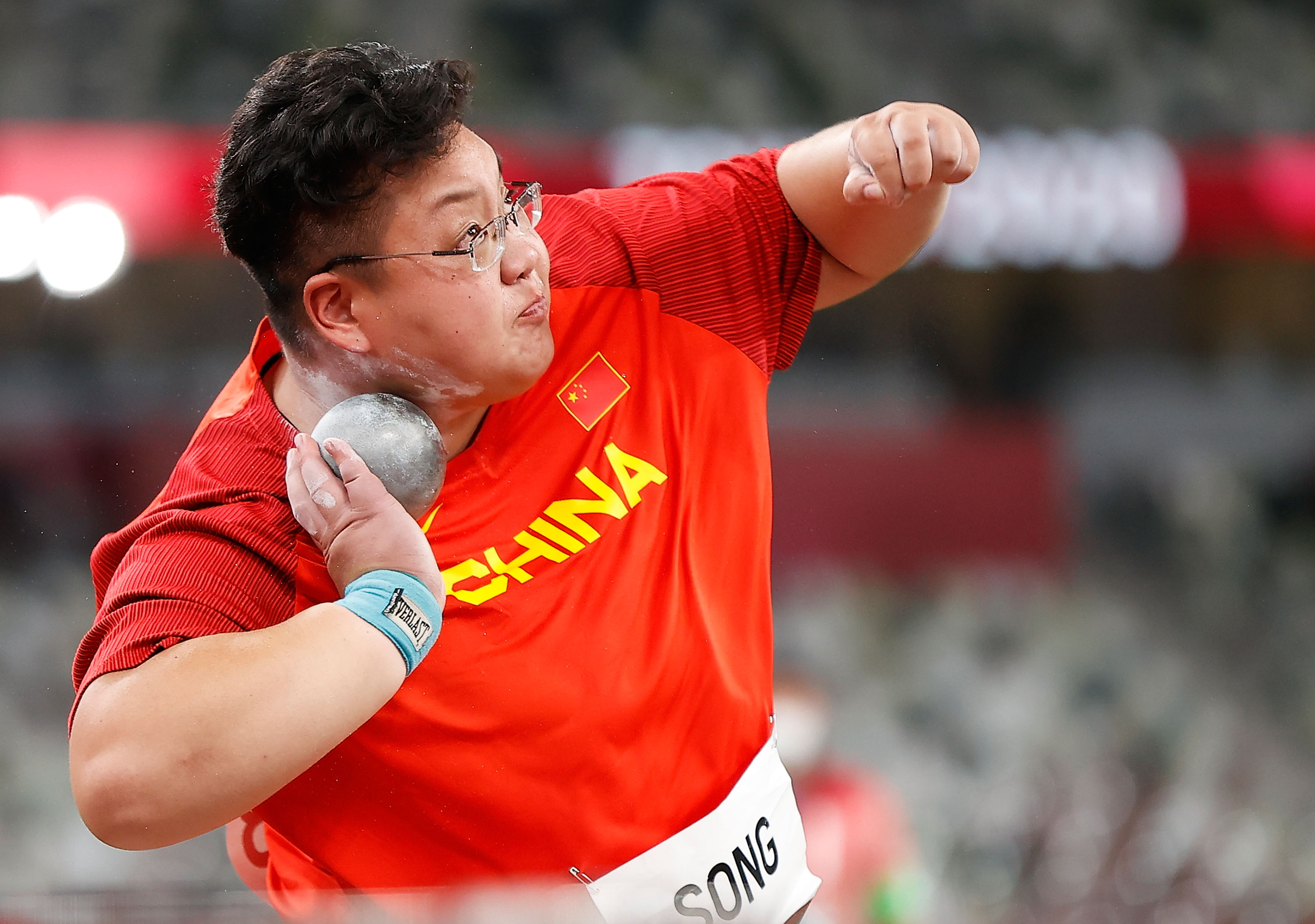 东京奥运会一掷牵金创历史四朝元老终圆梦记女子铅球奥运冠军巩立姣