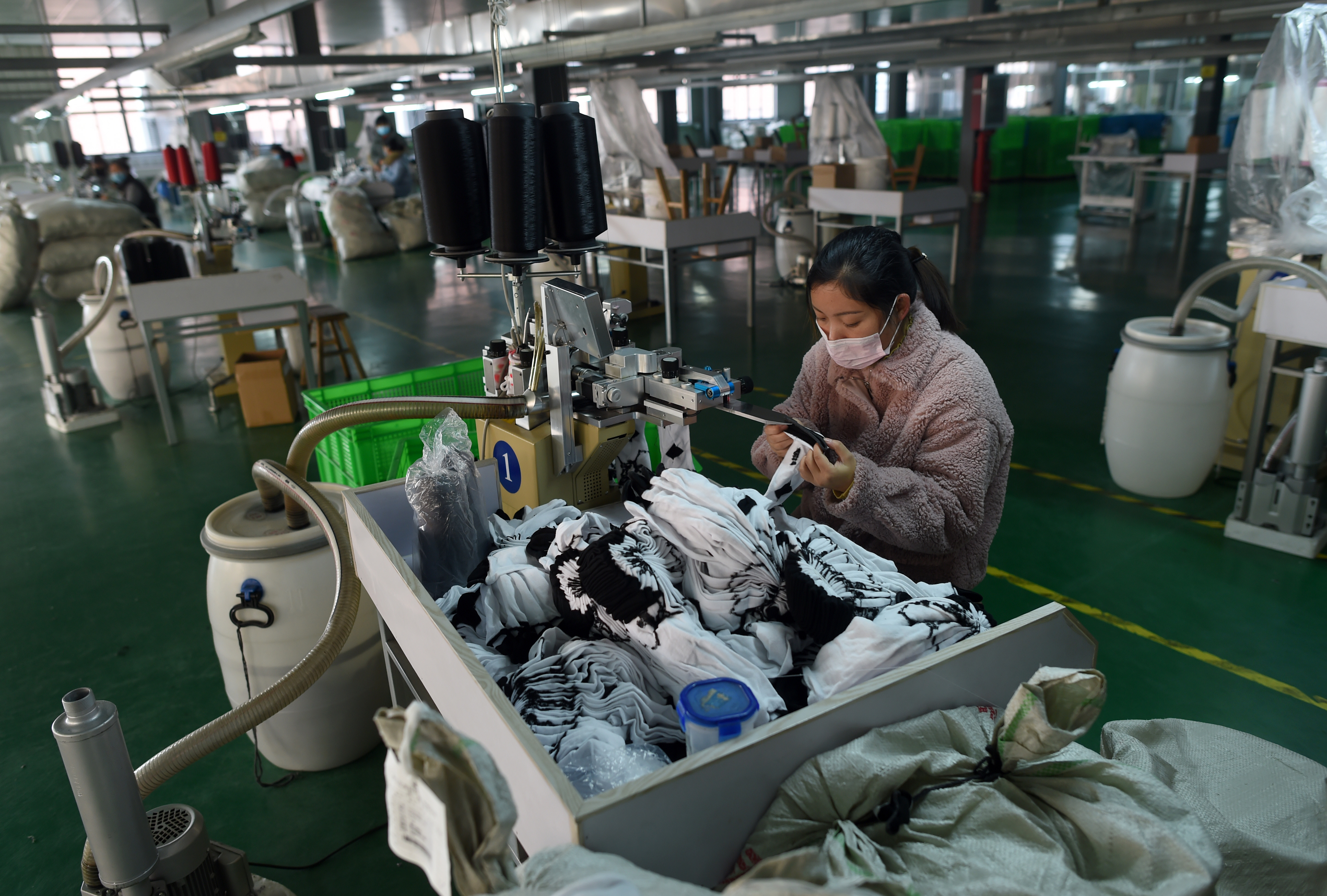 的浙江亿衡针织科技有限公司,工人在车间内赶制袜子以完成外贸订单