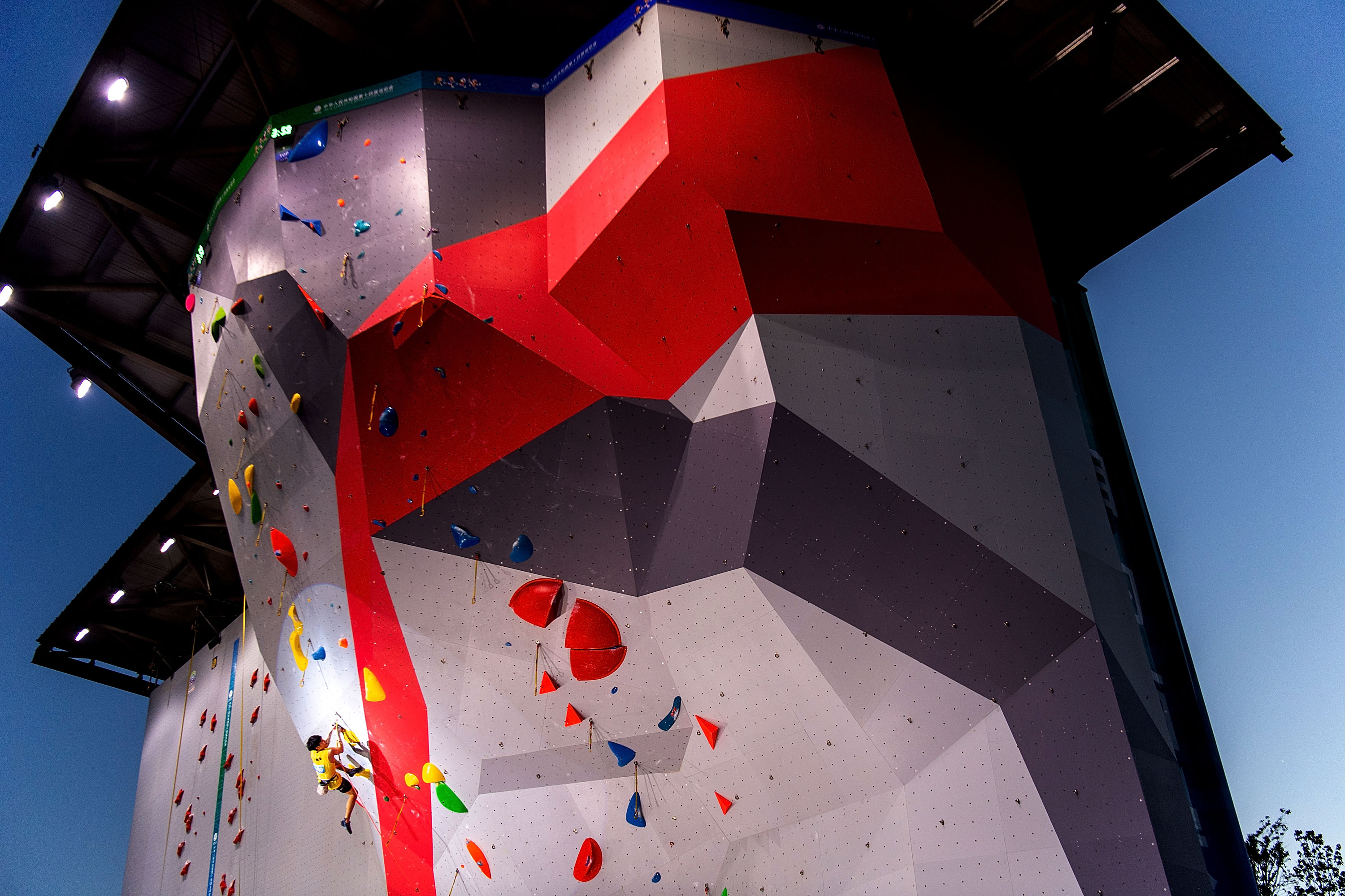 全运会|要赛场也要秀场 小众项目借全运破圈——十四运会攀岩比赛综述