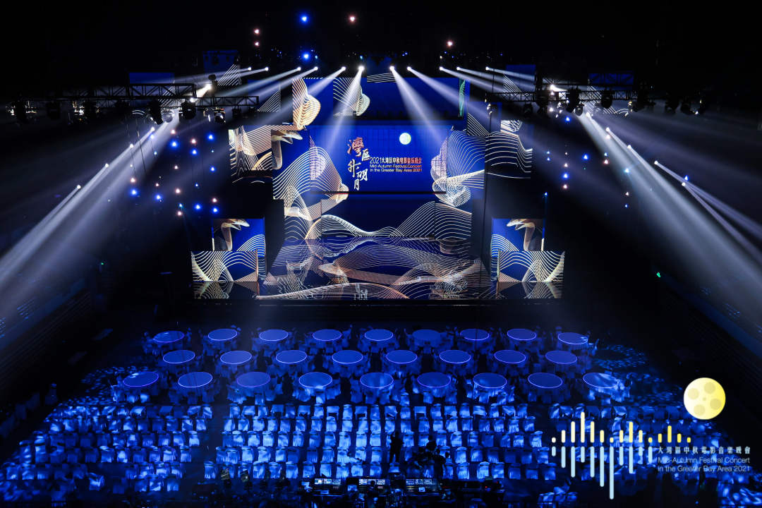 本次晚会的主视觉标志设计也颇为亮眼.