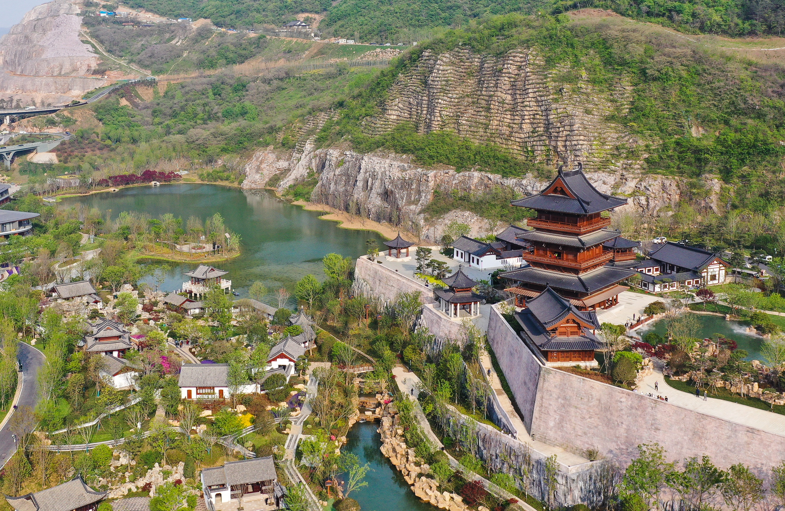 入坑不亏,昔日采矿坑变今日美园林