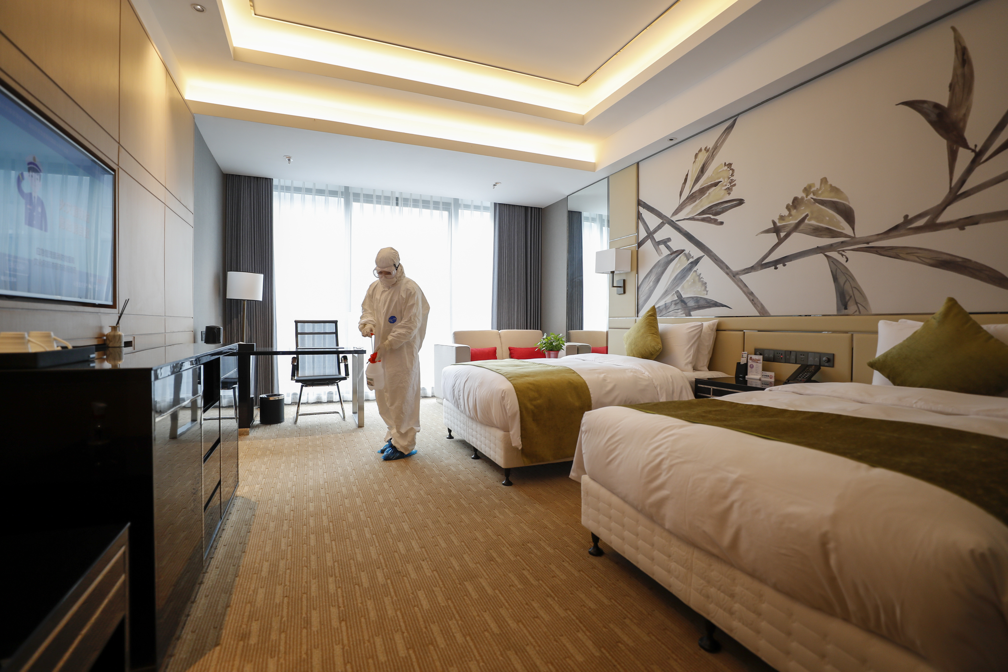 在重庆渝北区一处集中隔离点,医务人员对密切接触对象居住过的房间