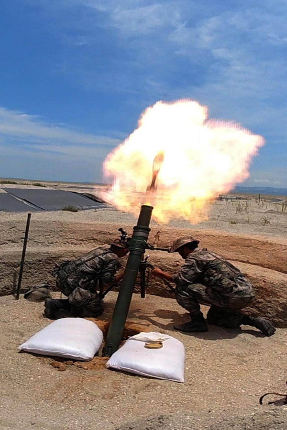 东部战区陆军海防某旅组织多型火炮濒海精准协同射击