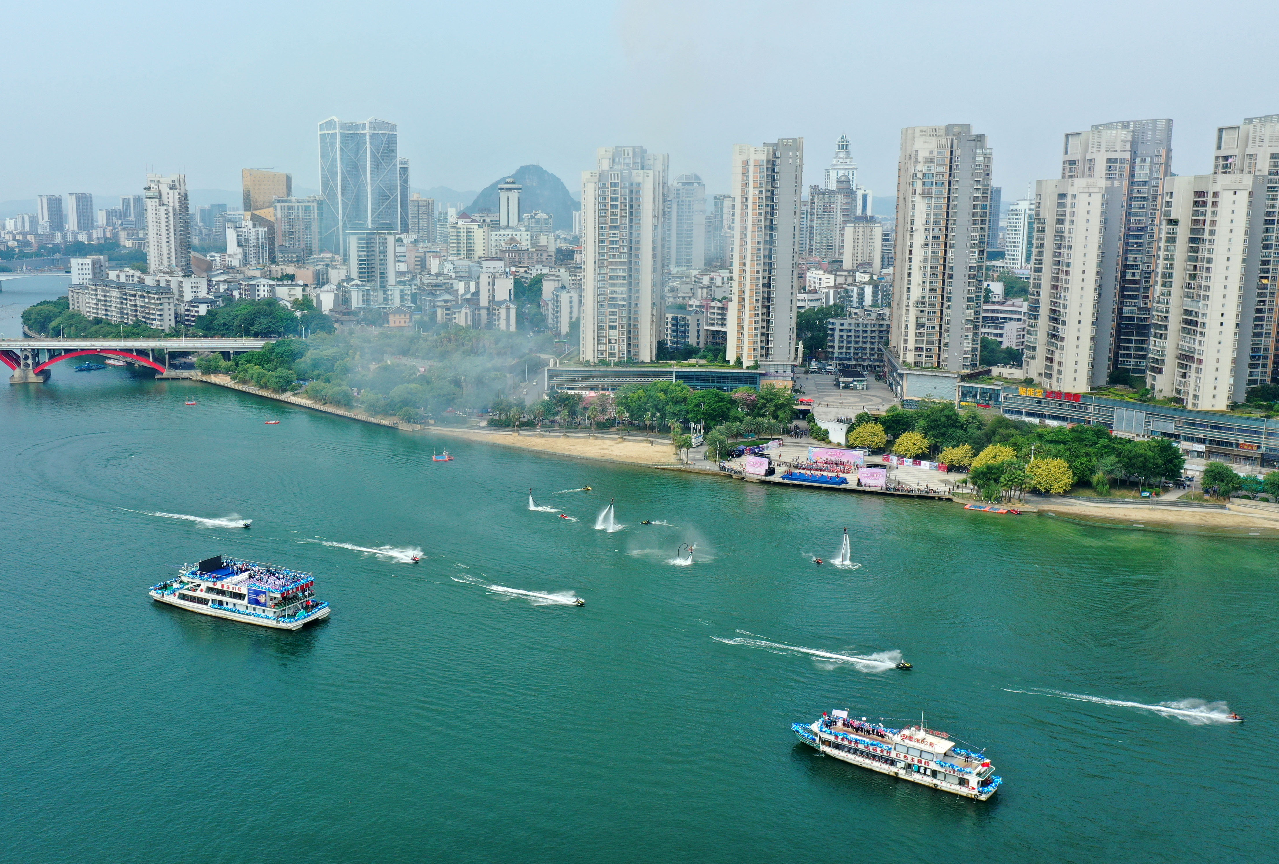 柳州国际水上狂欢节暨水上休闲运动会开幕