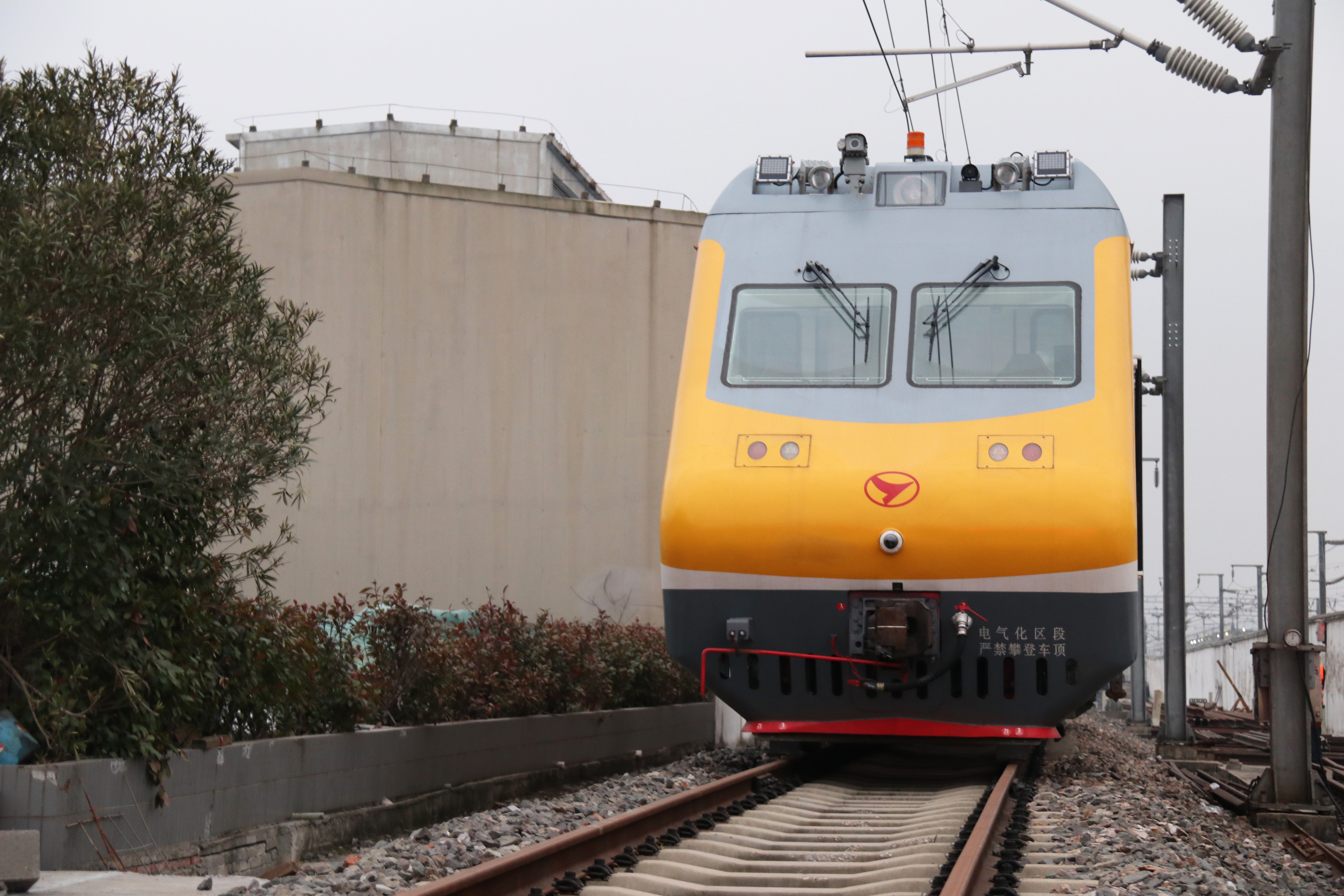 高铁综合巡检工昼伏夜出守护轨道安全