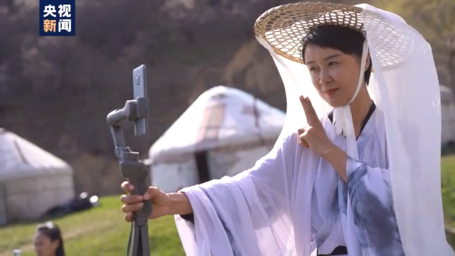 从昭苏县到伊犁州,是贺娇龙第一次离开家乡昭苏县到外地工作,在适应新