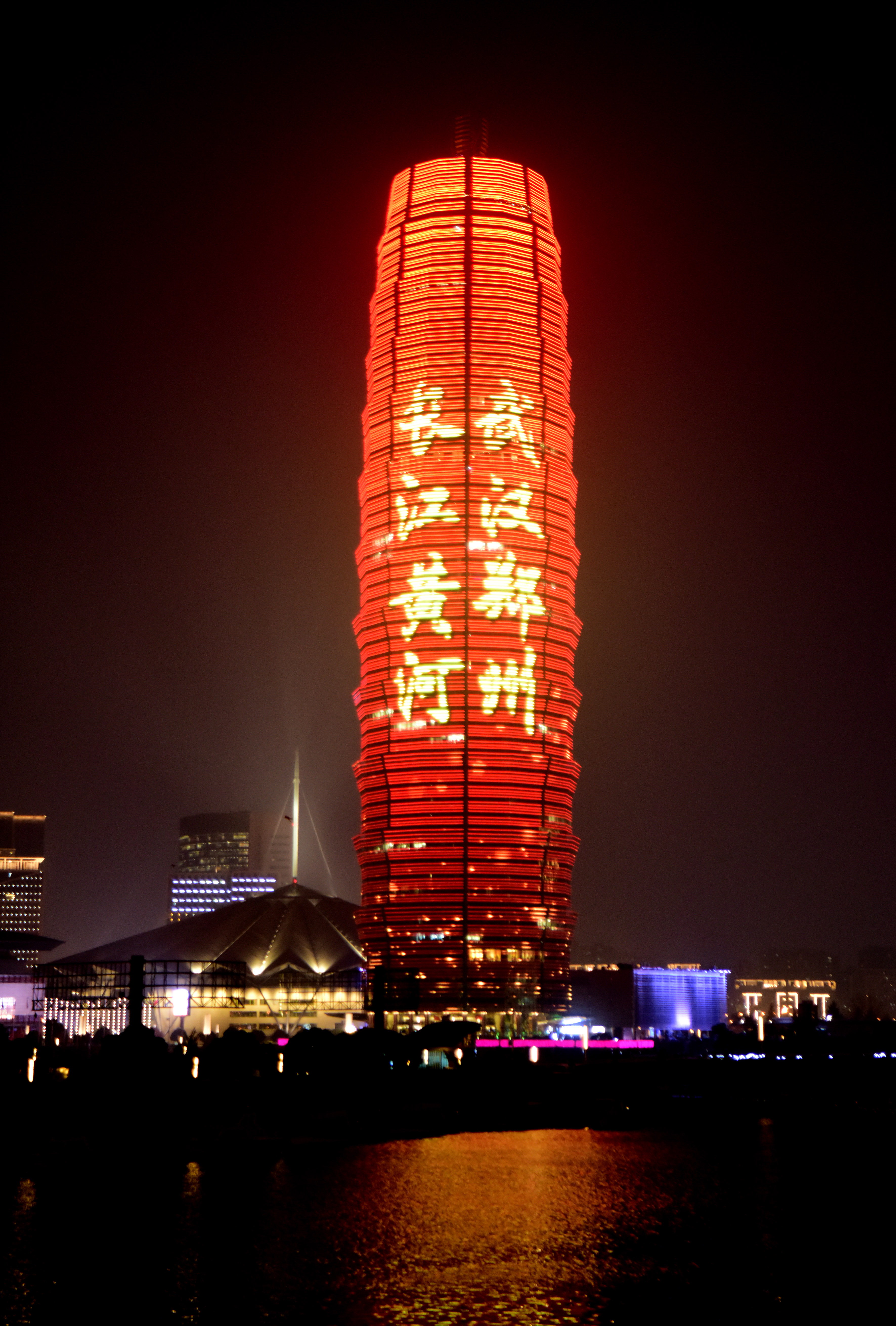 郑州灯光秀致敬英雄