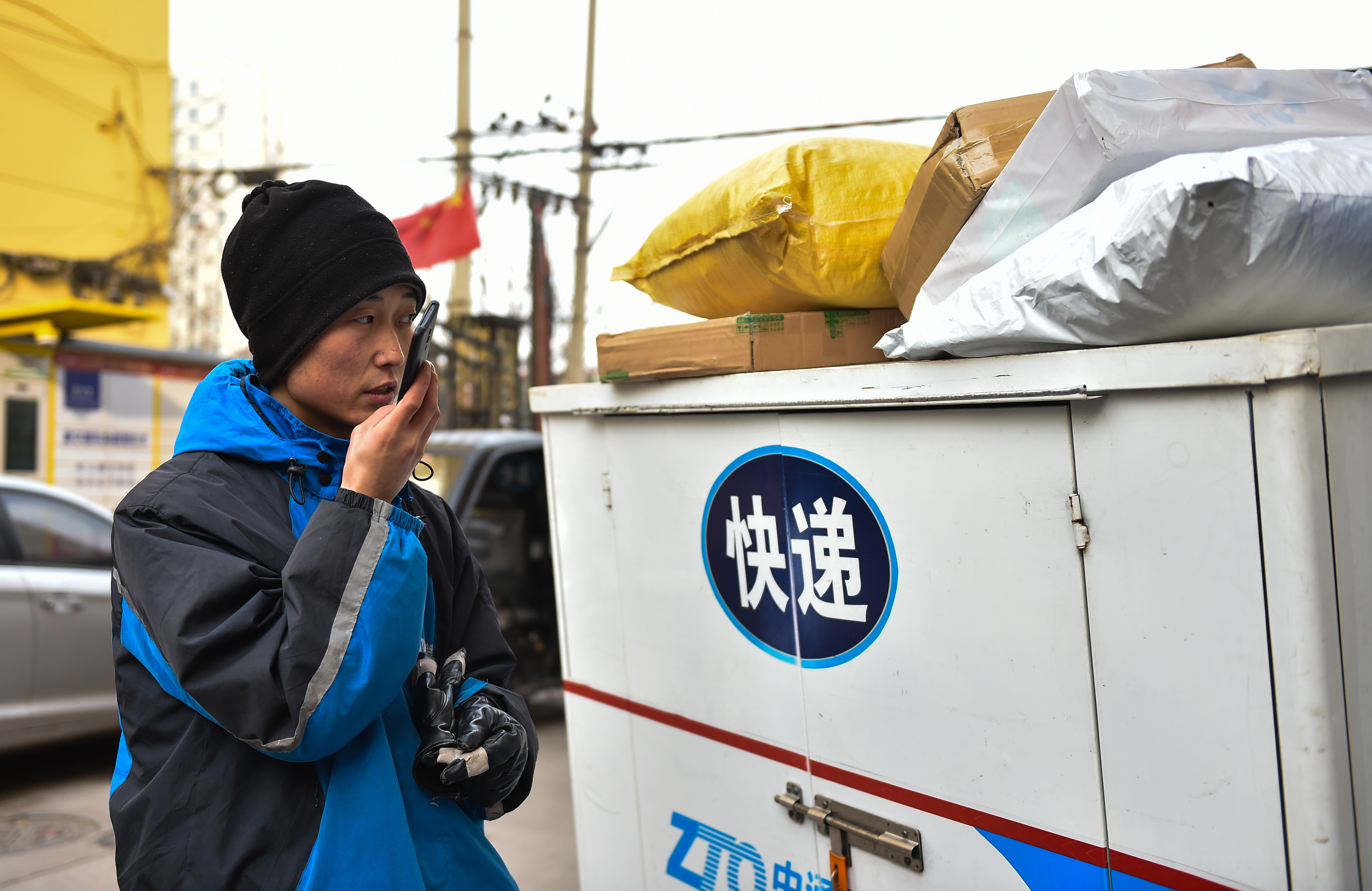 走送年货去快递小哥送货470件的一天
