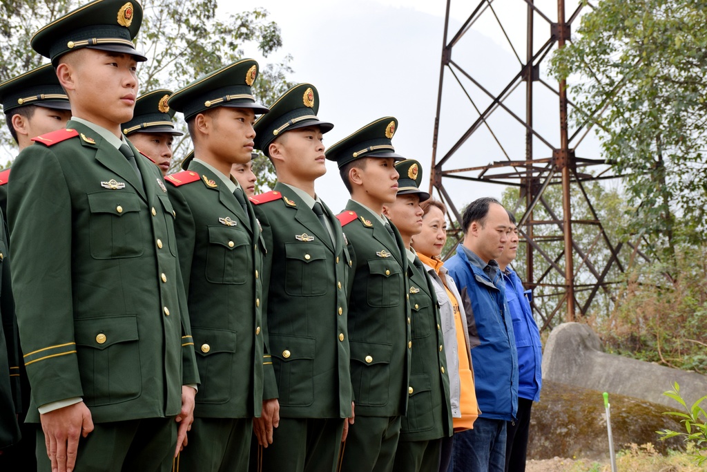 清明节武警乐山支队官兵在烈士名录前缅怀革命先烈重温入伍初心
