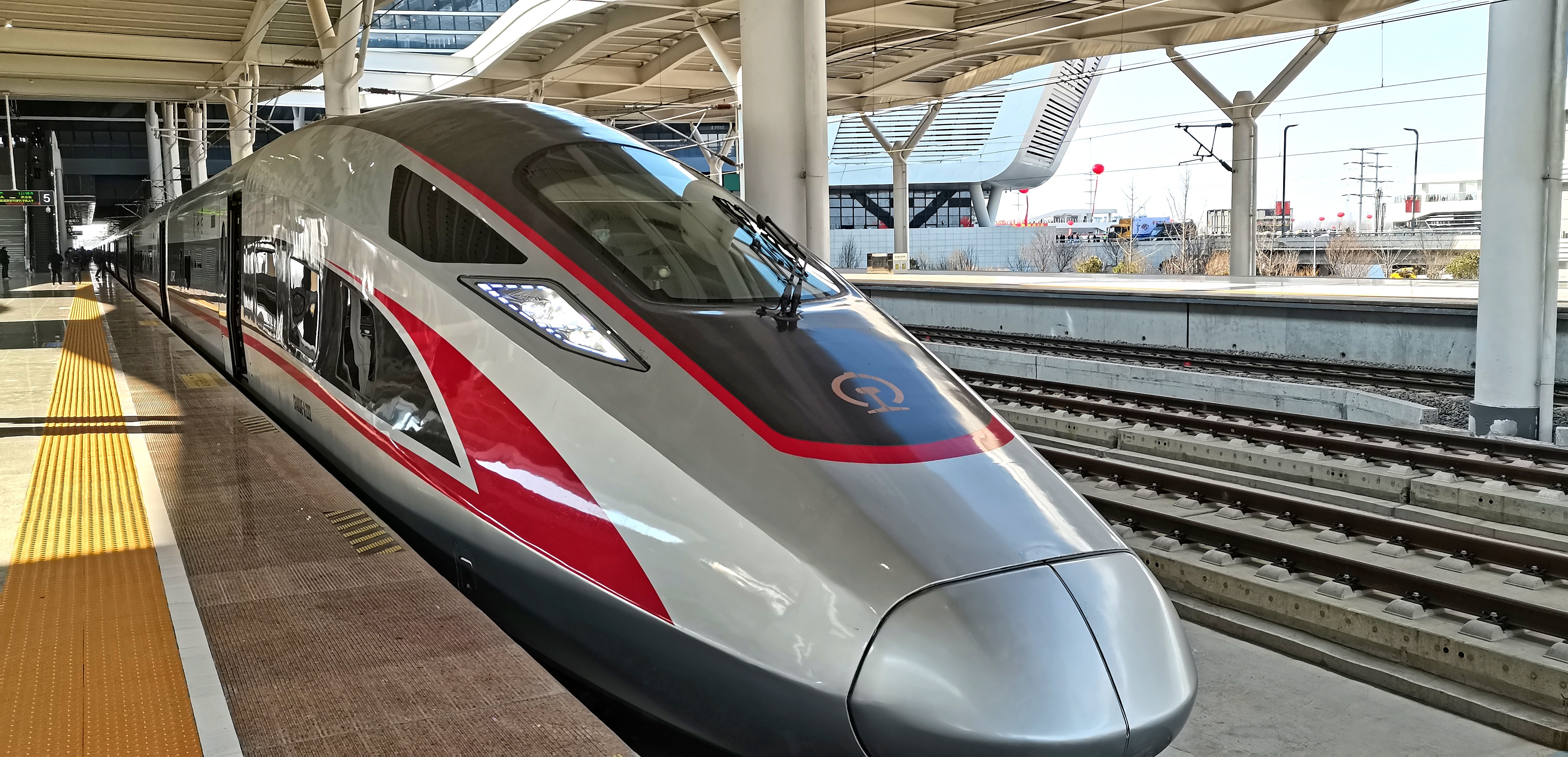 "复兴号"列车开进菏泽东站(中国铁路济南局集团公司