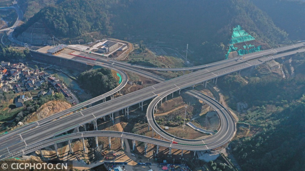 2020年12月22日拍摄的杭绍台高速公路台州市天台县雷峰互通(无人机