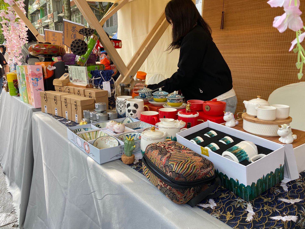 "蓉城巾帼创意集市·雅集十二月"暨首场茶集市启动 - 封面新闻