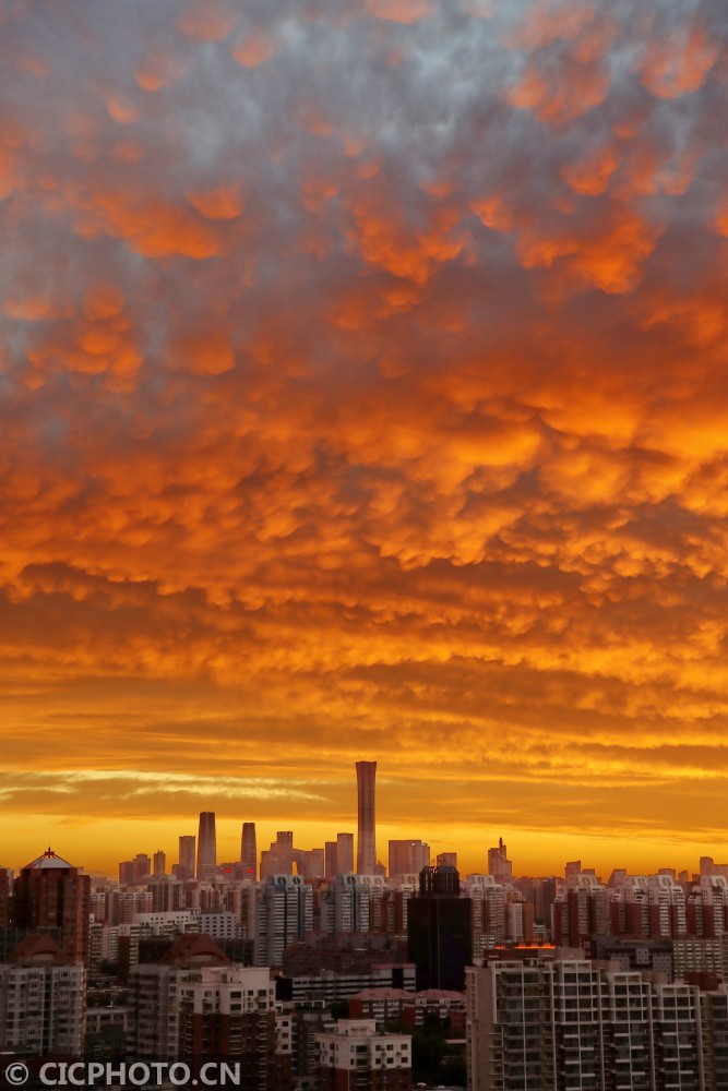 北京迎来绚丽朝霞