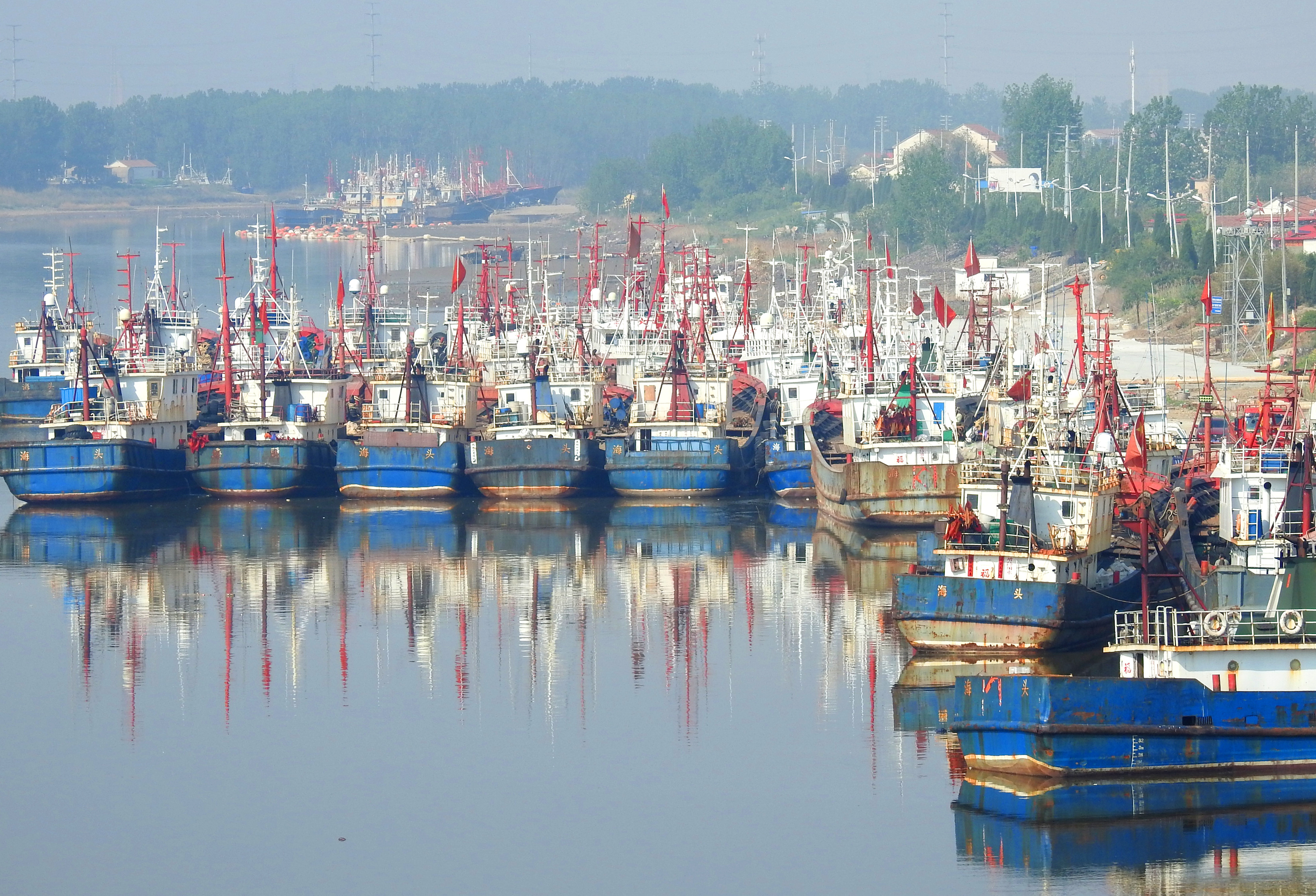 4月30日,在江苏连云港市赣榆区青口中心渔港码头,渔民在卸载渔具