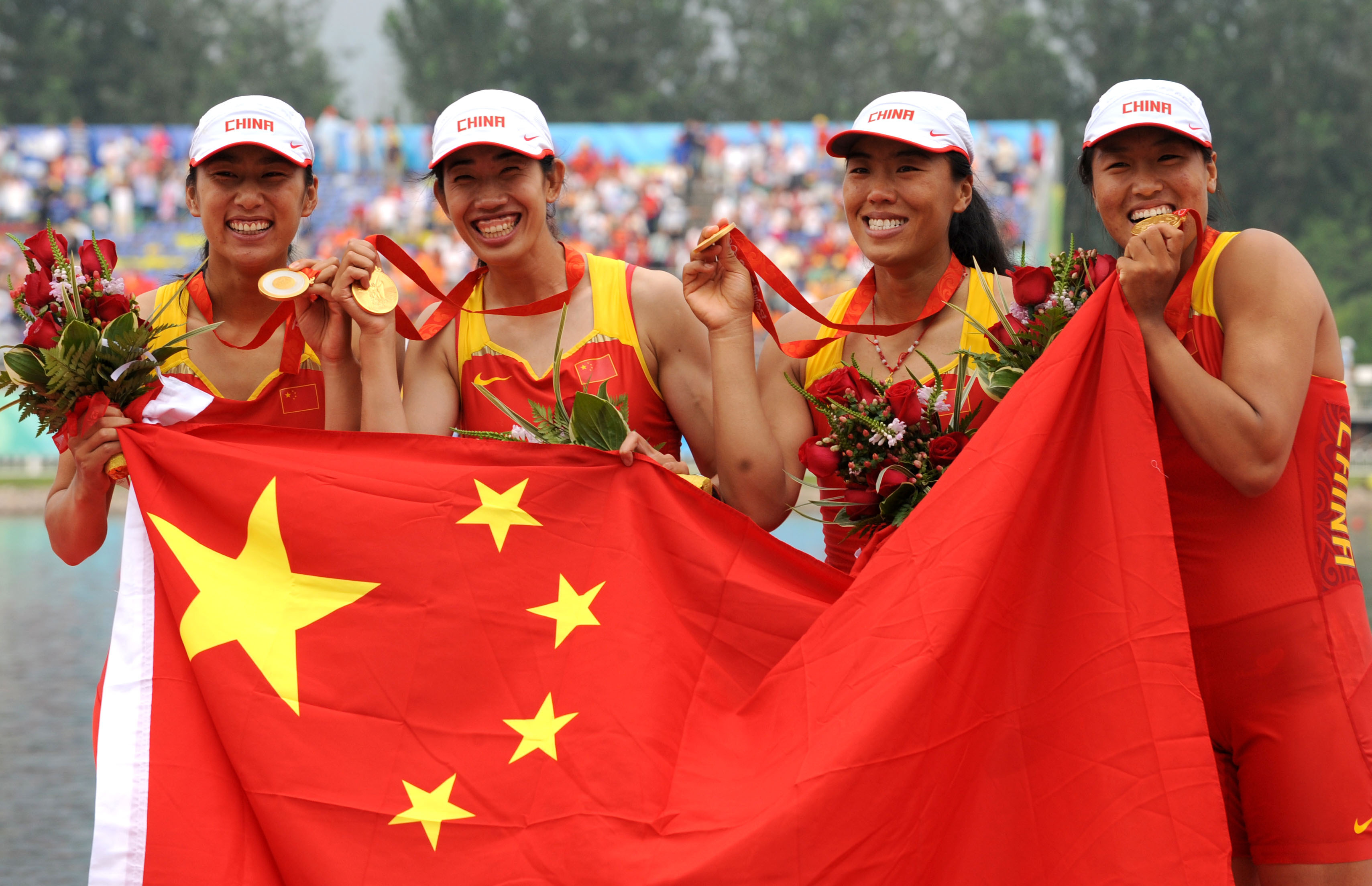 队唐宾,金紫薇,奚爱华,张杨杨(由左至右)在领奖台上展示金牌和国旗