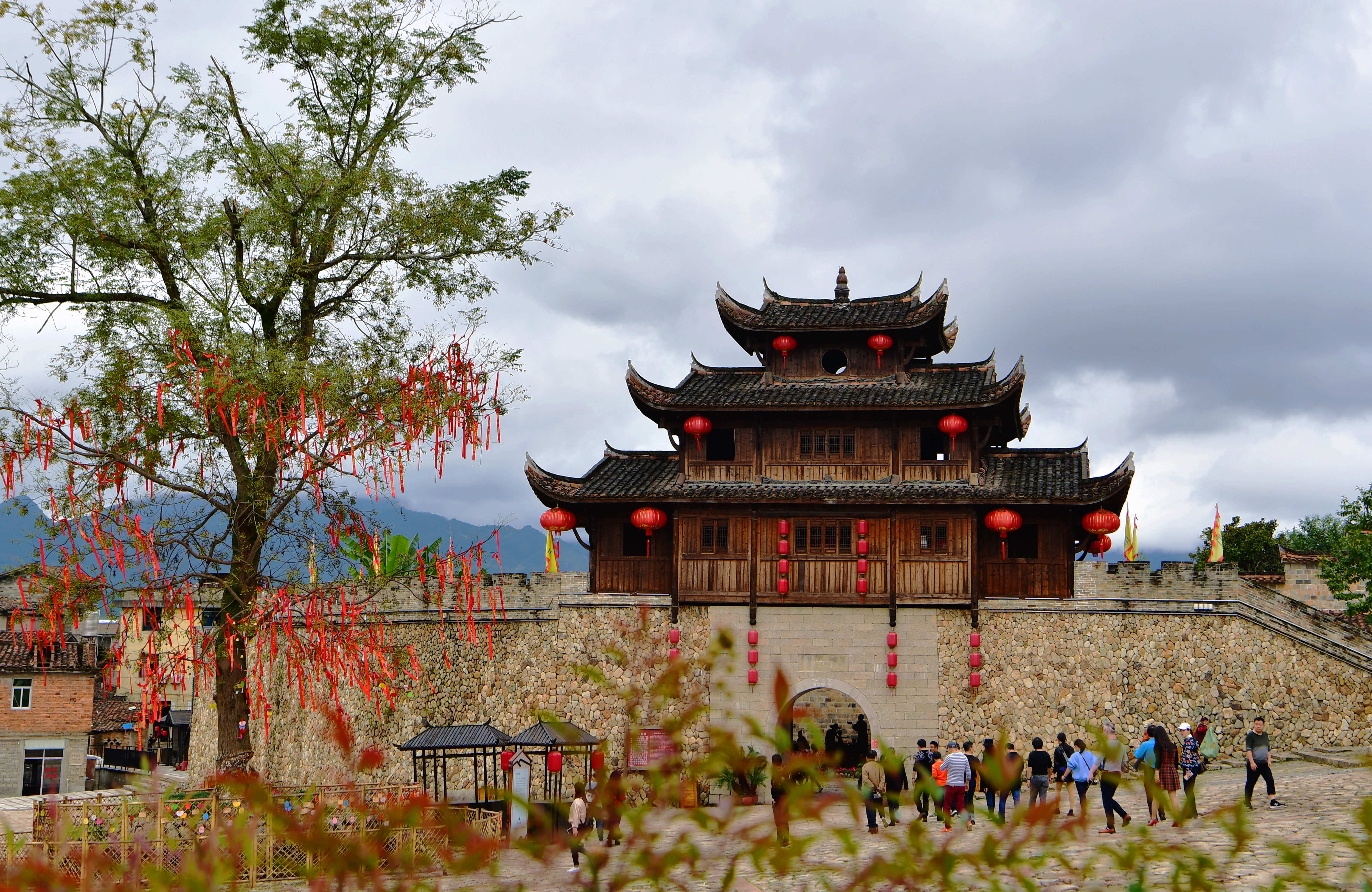 新华社记者魏培全摄这是和平古镇的和平戏院一角(11月4日摄).