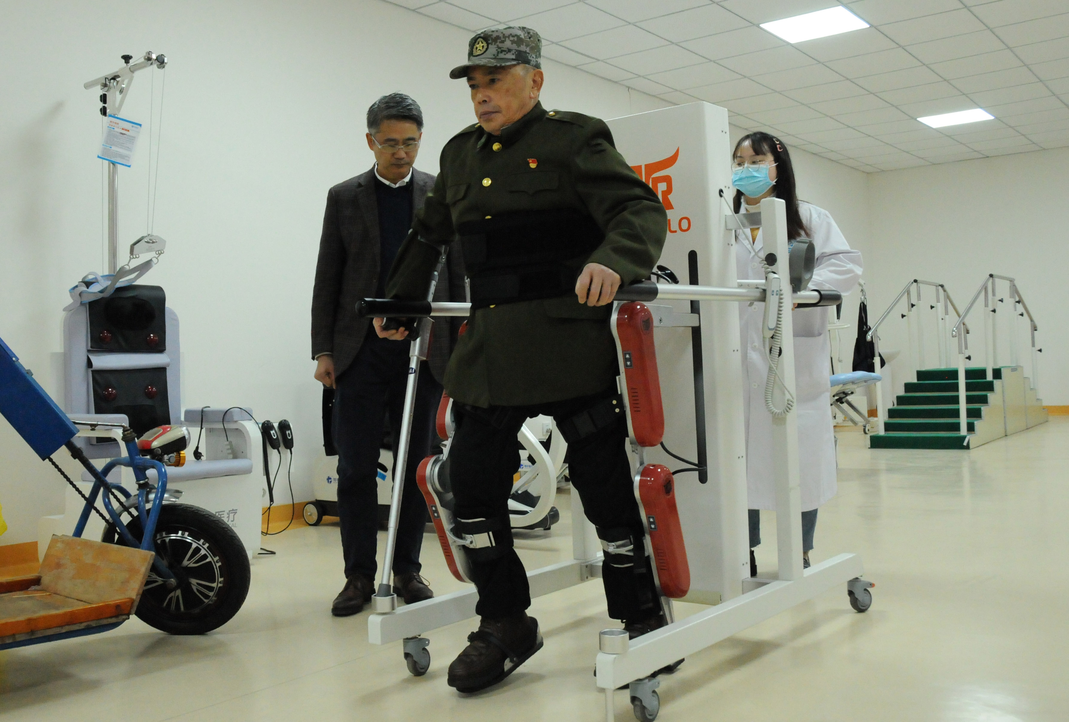 新华全媒科技造福残障人士坐了40年轮椅的这位老兵站起来了