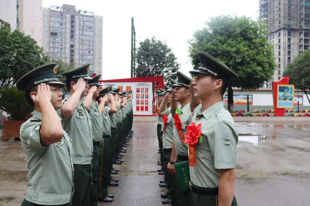 武警四川總隊巴中支隊退役士兵告別軍營