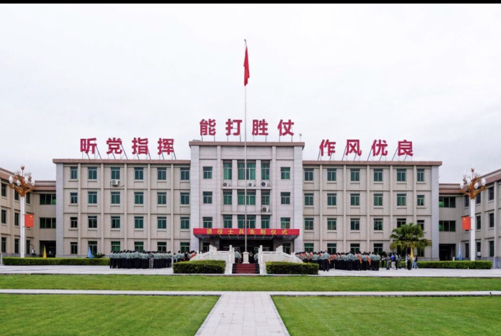 鱼轶斐2015年入伍,是个1998年的大男孩,是63790部队某站的一名军车