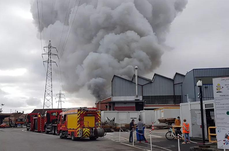 法国西南部一金属冶炼工厂发生火灾员工被紧急撤离