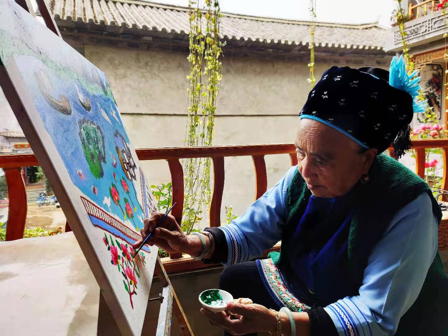 她叫王秉秀,画了近十年油画,是云南省大理双廊镇上一位小有名气的画家