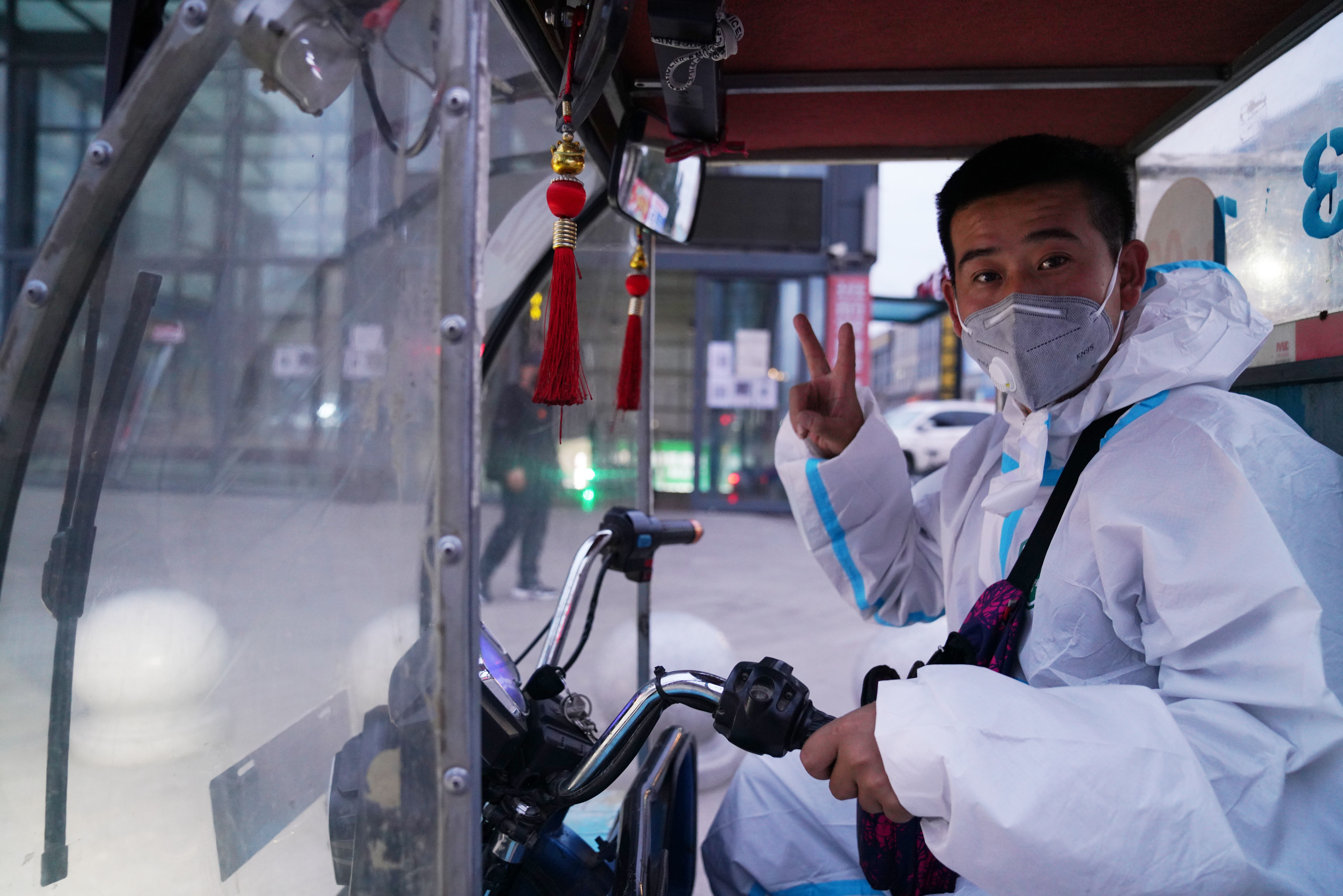 新华全媒记者手记在疫情风暴眼中寻觅灯塔