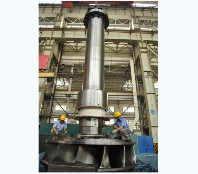 水轮机主轴及转轮 是水轮发电机组转动部分的重要部件,该机组为胳造