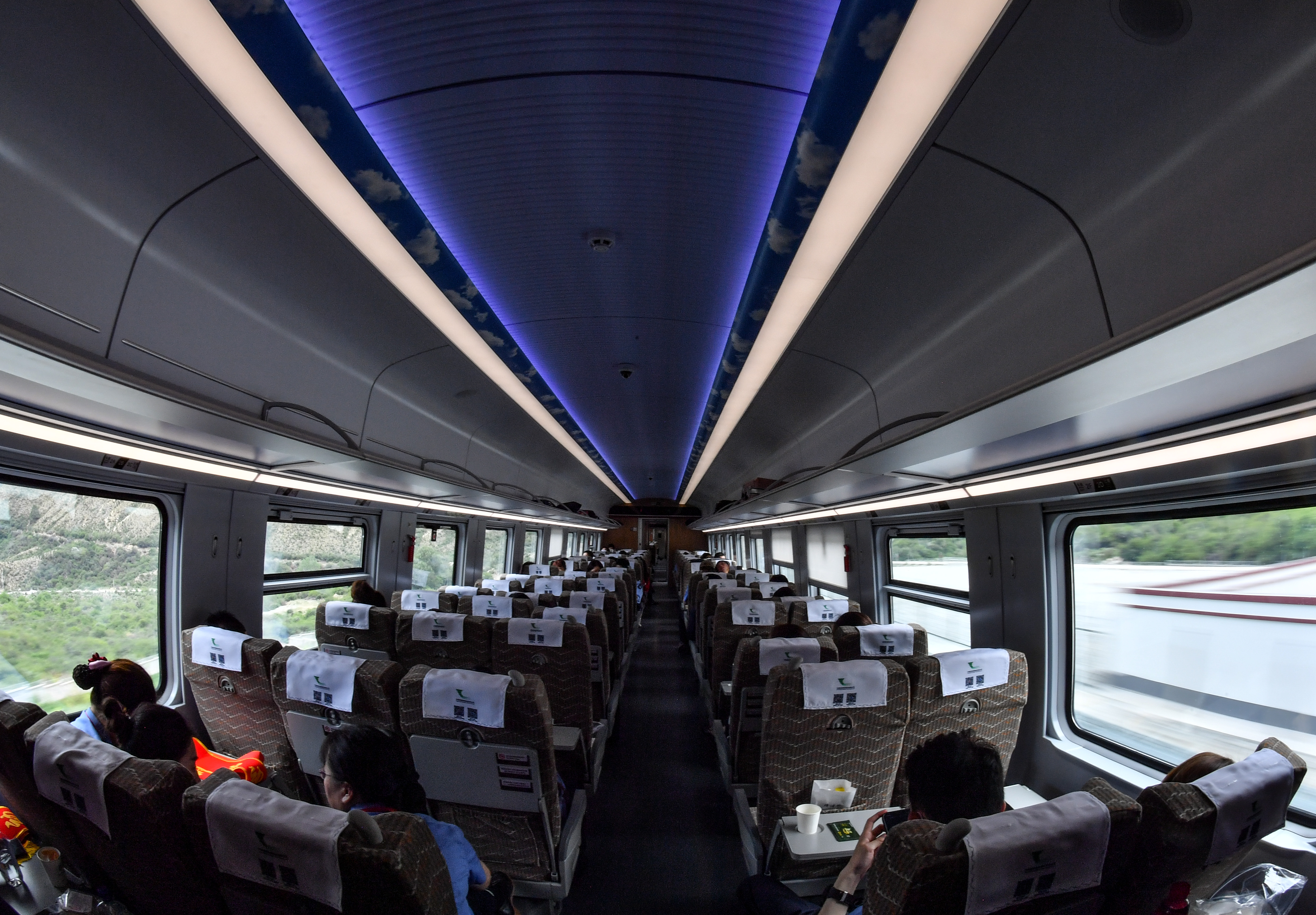 感受中国速度踏上西藏首趟复兴号列车绿巨人