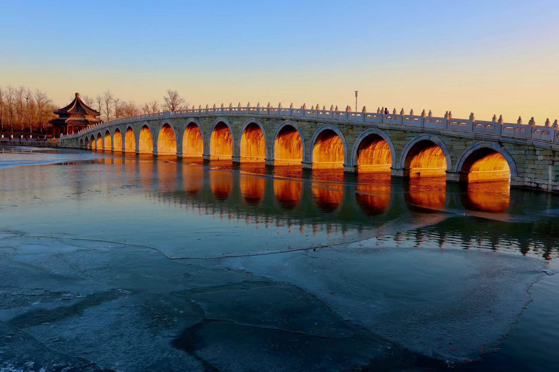 美不胜收冬日颐和园现金光穿洞景象