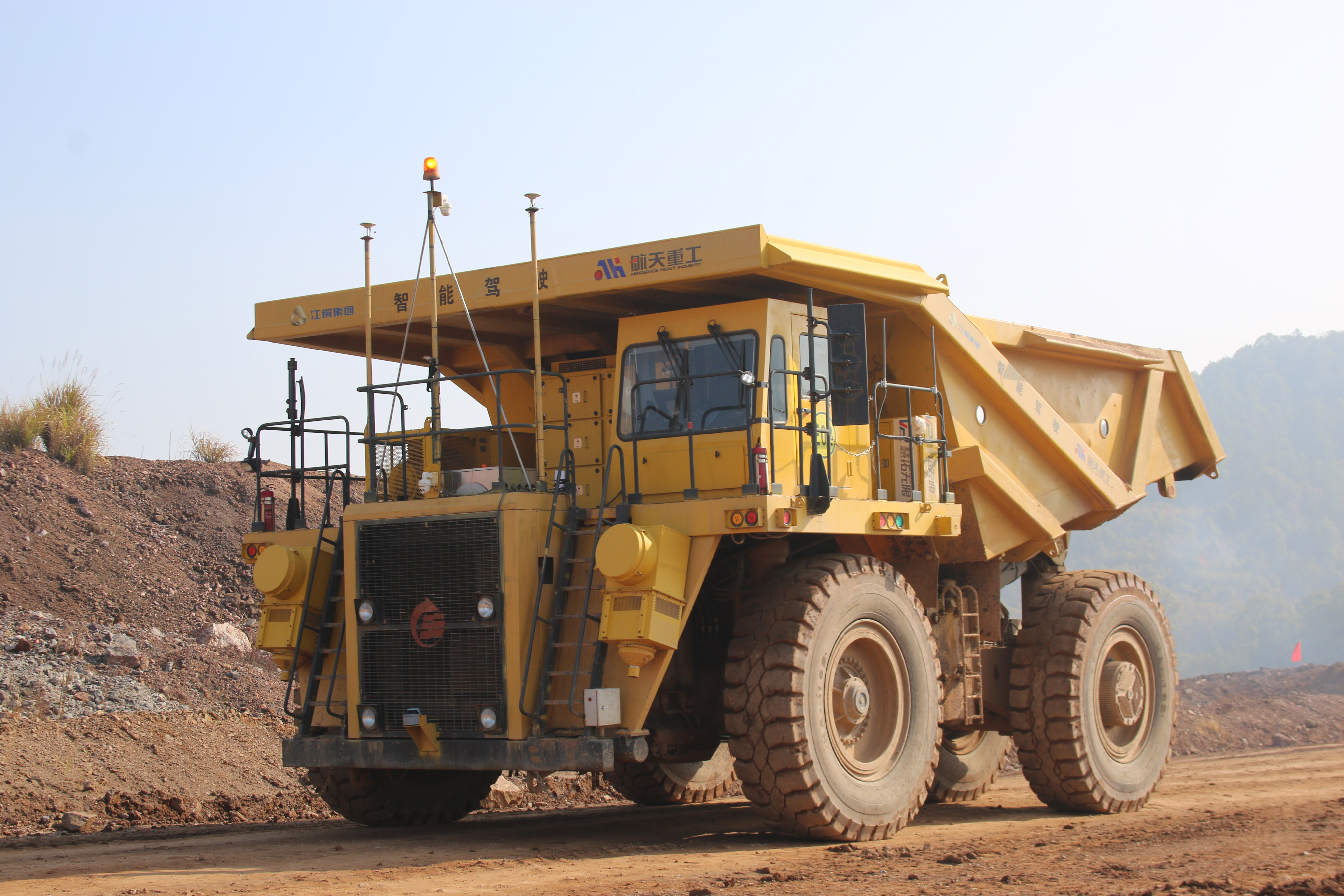 与这款推土机"搭伴"的还有一个大家伙,一部载重量达110吨的智能无人