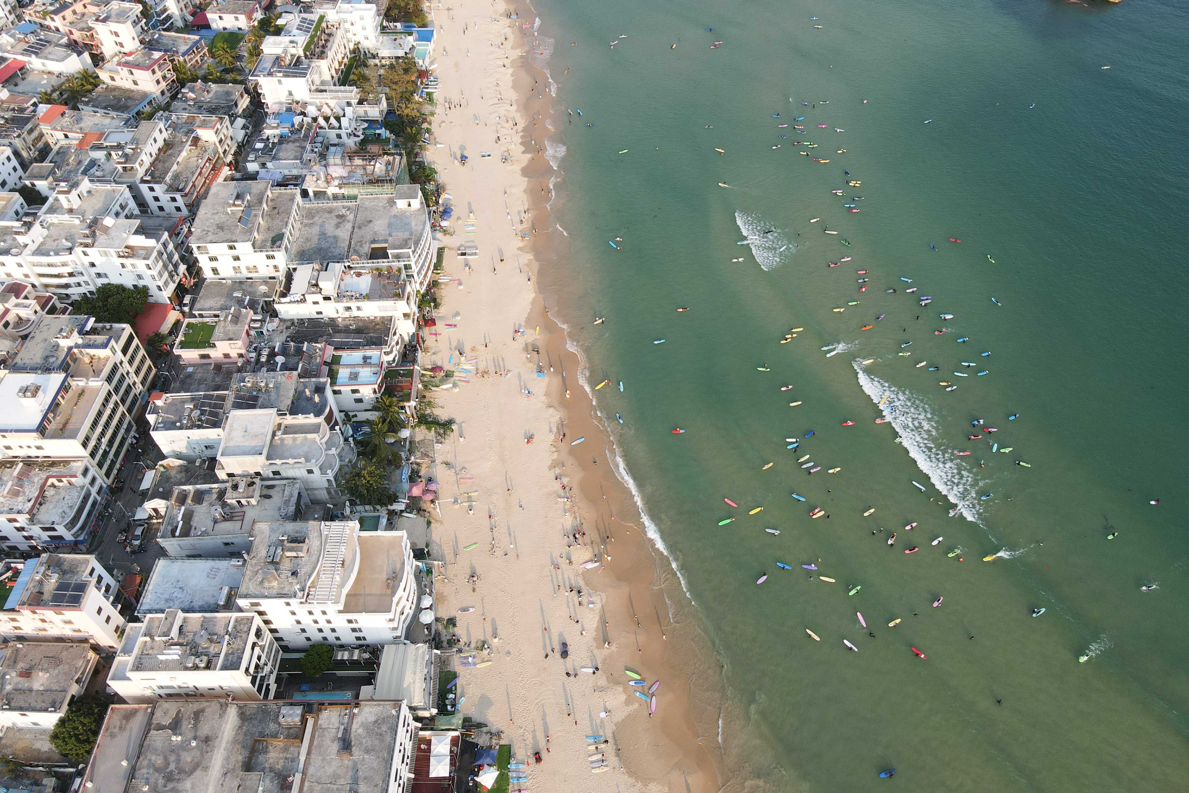 得益于四季宜人的气候和连续不断的海浪,位于三亚海棠湾的后海湾区