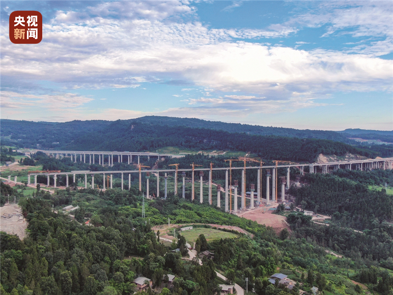 镇广高速王通段全线半幅贯通预计年底建成通车