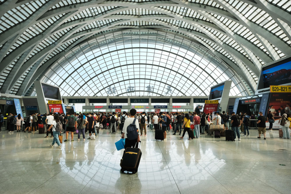 6月30日,旅客在天津西站候车大厅等候乘车.新华社发(杨宝森 摄)