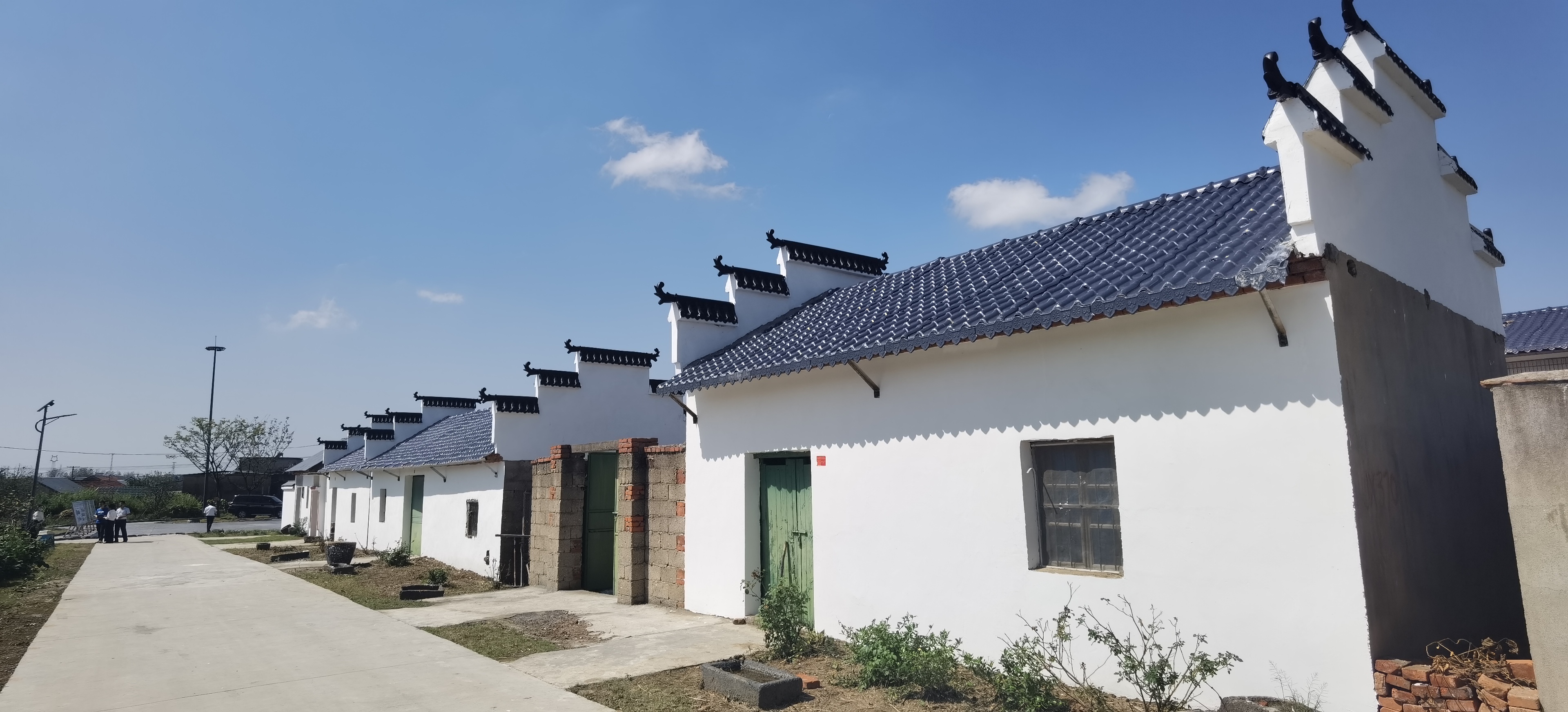 明光市涧溪镇鲁山村经整治后的民房.