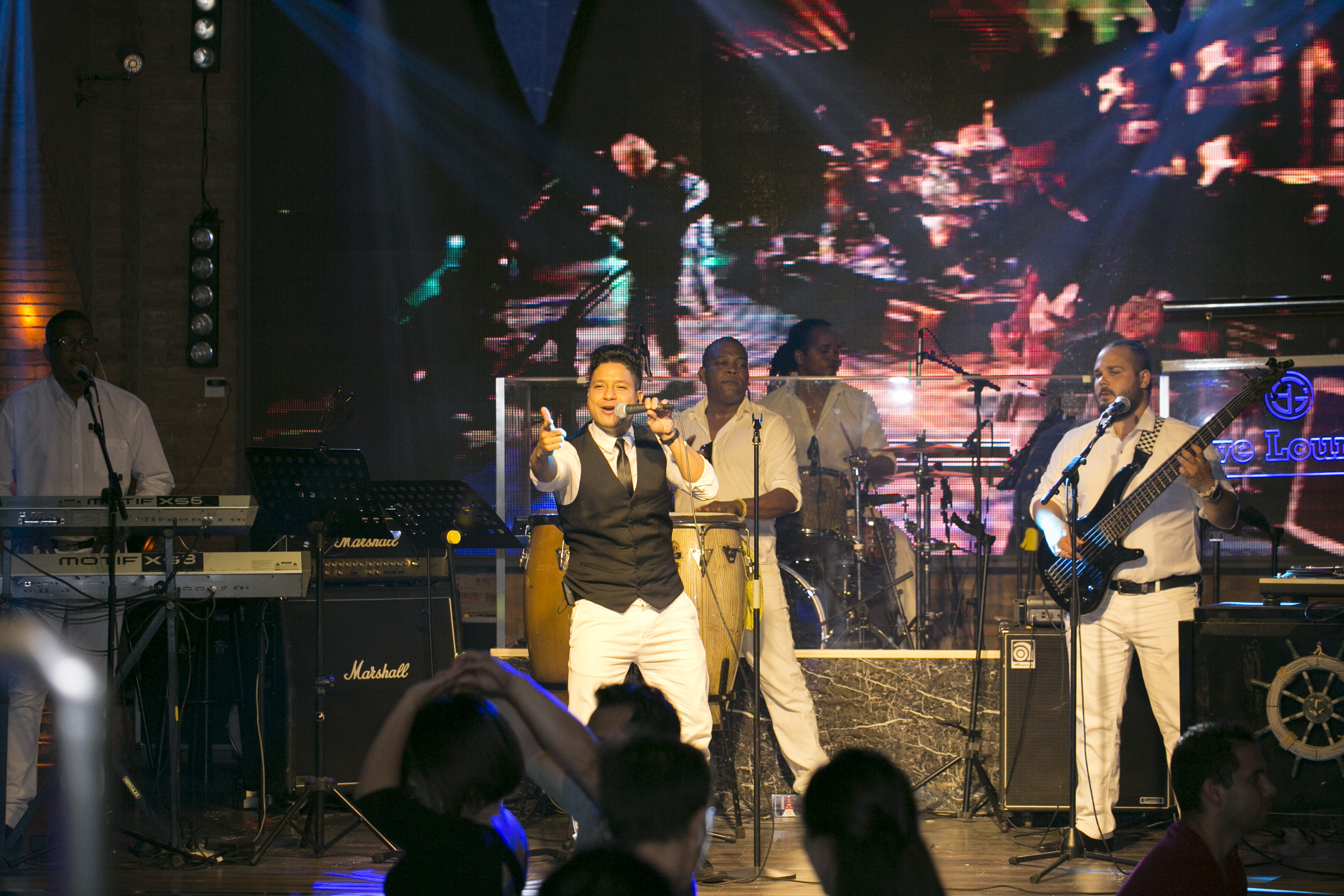 "拉丁摇滚家"乐队在酒吧内演出.