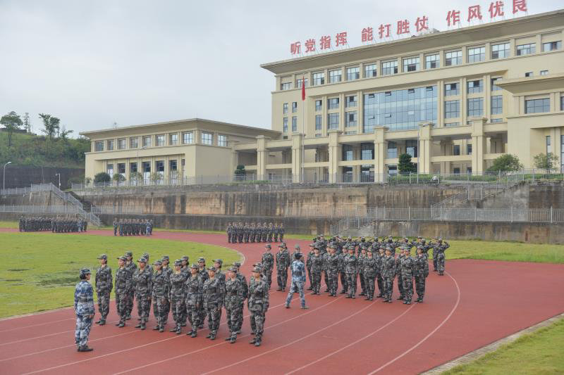 英姿飒爽成都警备区180余名预定女新兵役前教育训练