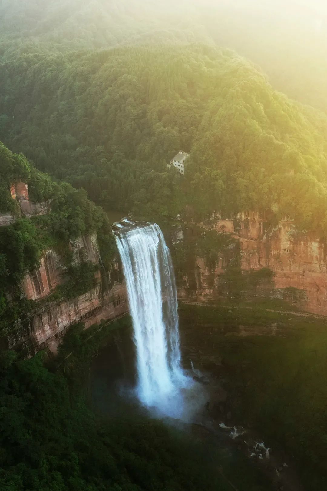 亚洲最大的跨国瀑布, 水流量超黄果树三倍, 位列中国最美瀑布第二