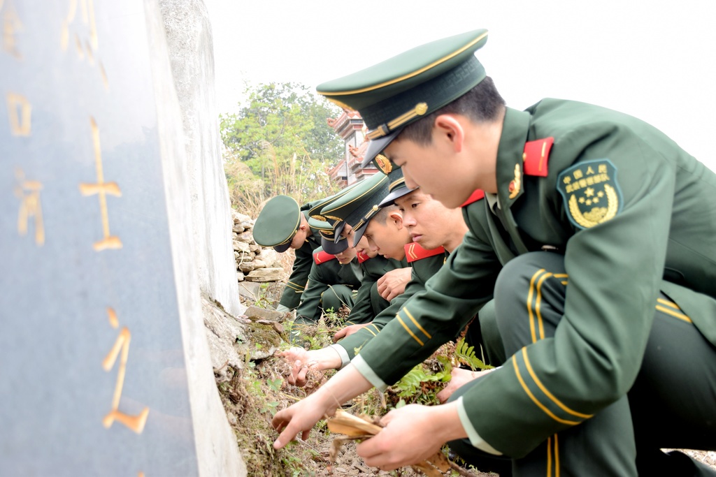 清明节武警乐山支队官兵在烈士名录前缅怀革命先烈重温入伍初心